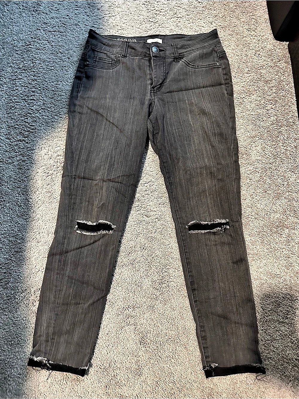 Perfect Ankle Legging Distressed Jeans in Black/grey